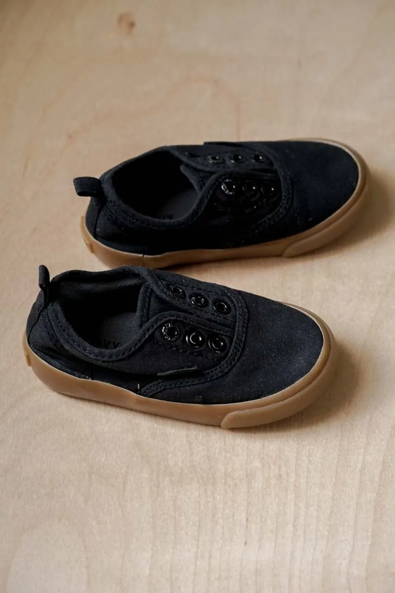 Black Laceless Sneakers: 6